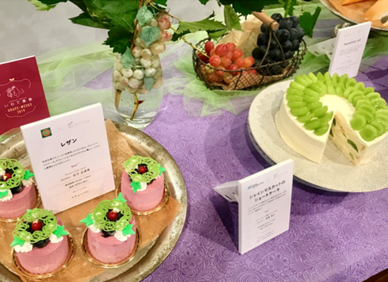  sweets&cafeしゅくる「レザン」（左）。ホテルメトロポリタン盛岡NEW WING「シャインマスカットのショートケーキ」（右）。 